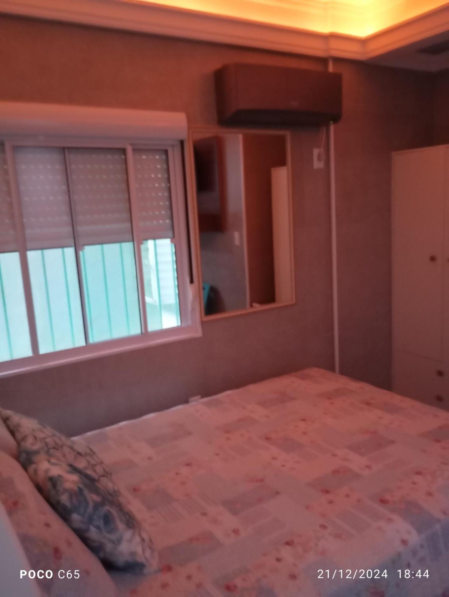 Kitnet Central: Beachside Comfort with Entertainment & Dining Balneario Camboriu Room photo